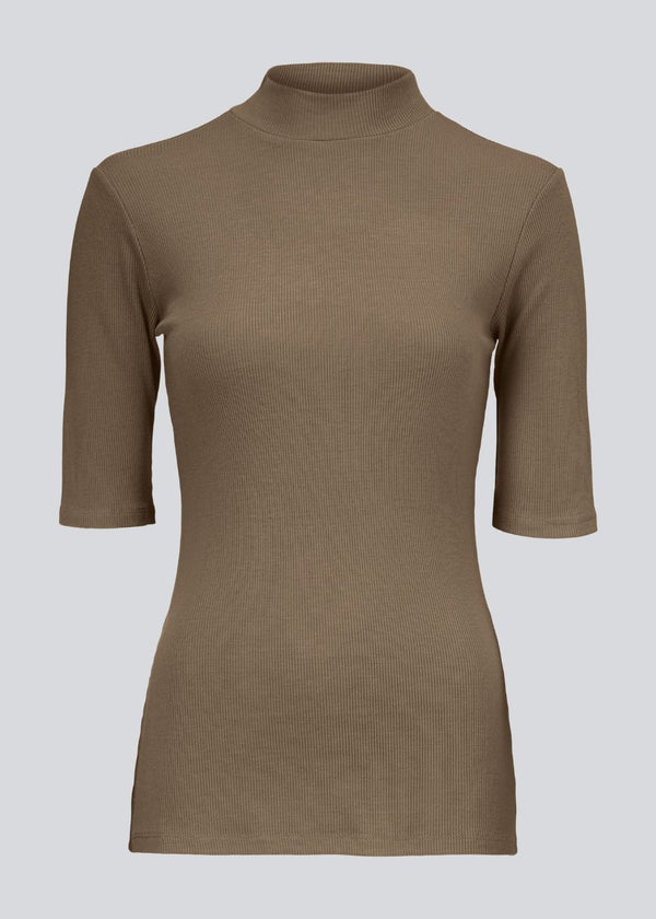 Short-sleeved t-shirt with a high neck. Krown t-shirt is in a nice rib quality and has a tight fit.
