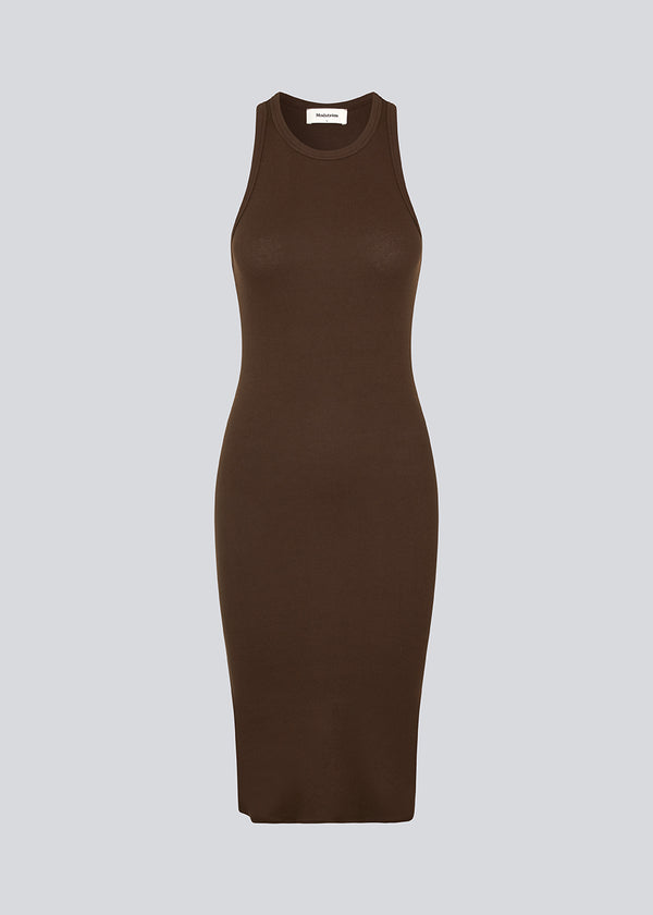 Basic dress in dark brown in a soft ribbed cotton fabric. IgorMD dress is a slim-fitted style with racer back. Perfect to style for a sporty and relaxed look. The model is 173 cm and wears a size S/36