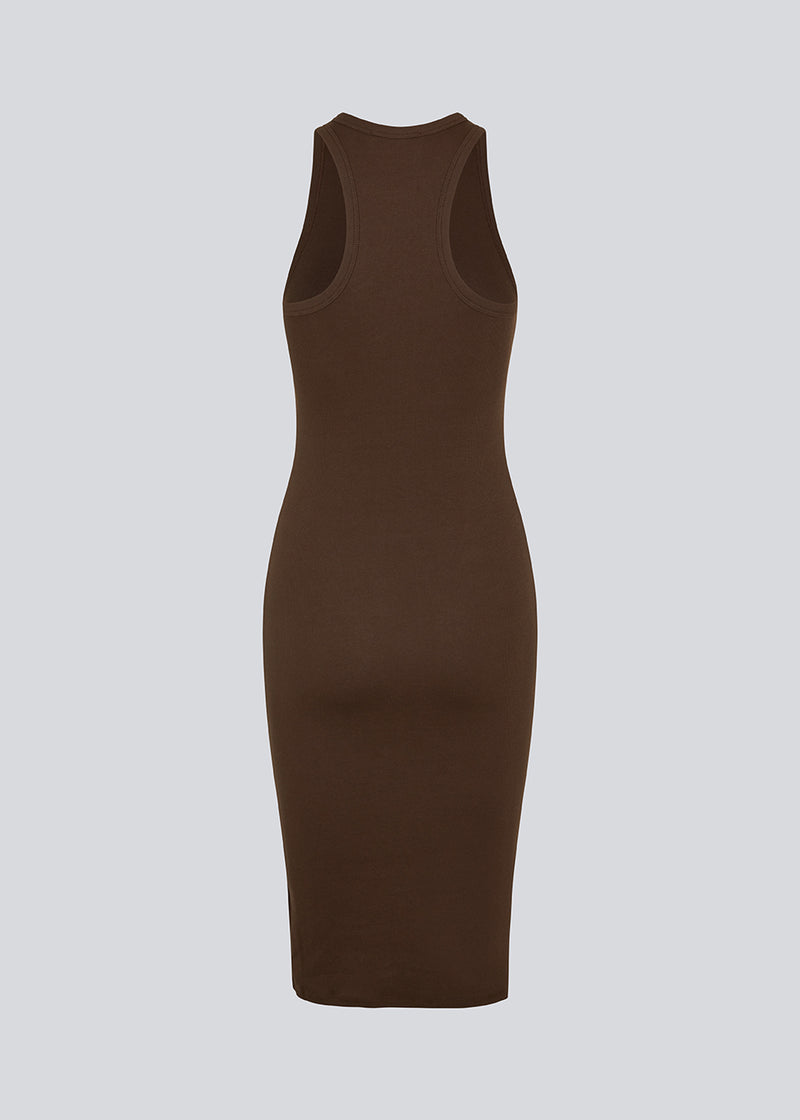 Basic dress in dark brown in a soft ribbed cotton fabric. IgorMD dress is a slim-fitted style with racer back. Perfect to style for a sporty and relaxed look. The model is 173 cm and wears a size S/36