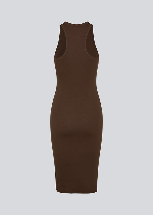 Basic dress in dark brown in a soft ribbed cotton fabric. IgorMD dress is a slim-fitted style with racer back. Perfect to style for a sporty and relaxed look. The model is 173 cm and wears a size S/36