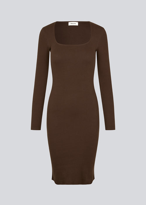 Ribknitted dress in brown in a tight fit cotton quality. ToxieMD dress has a square neckline in front and long sleeves.