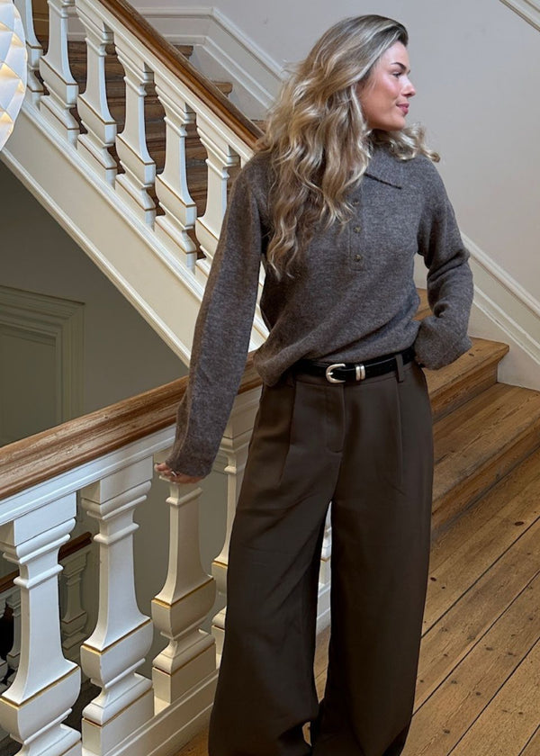 Knitted polo in brown with long, wide sleeves. Treemd polo has a placket closure and 4 buttons.&nbsp;