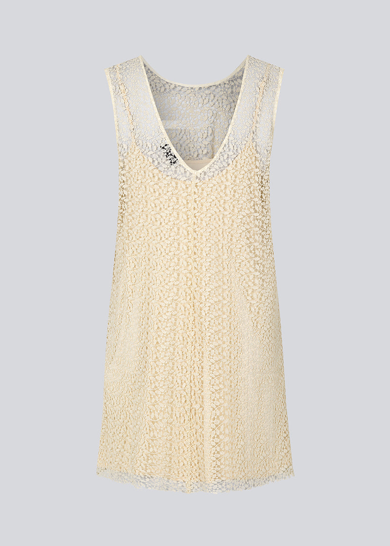 Sleeveless dress in a short length cut from a lace material. DionaMD dress has a round neck in front and a deep neckline in the back. The model is 177 cm and wears a size S/36.