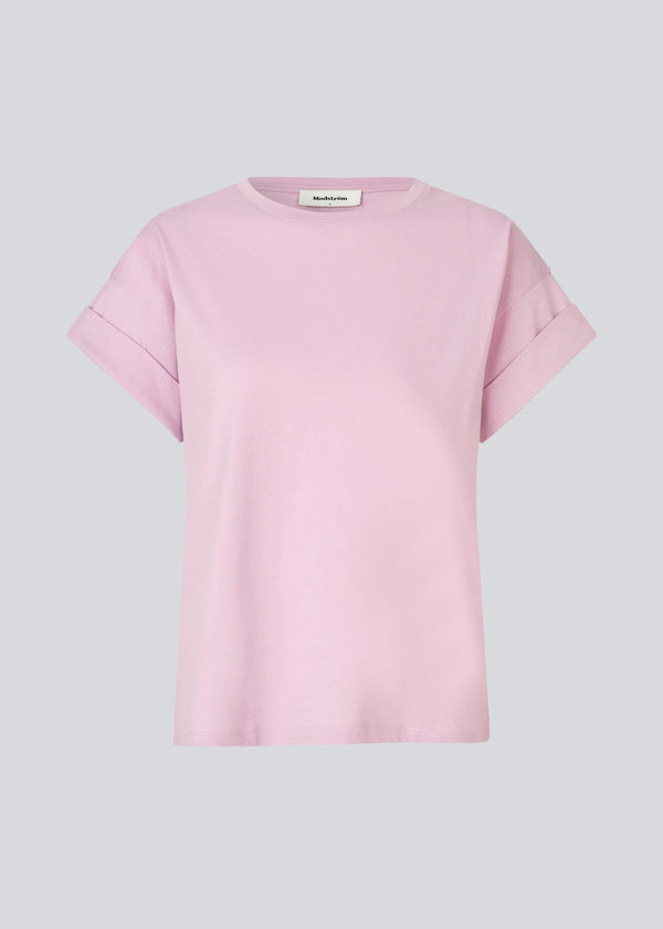 T-shirt in organic cotton with a slightly cropped length. BrazilMD short t-shirt has a rounder neck and rolled up sleeves.