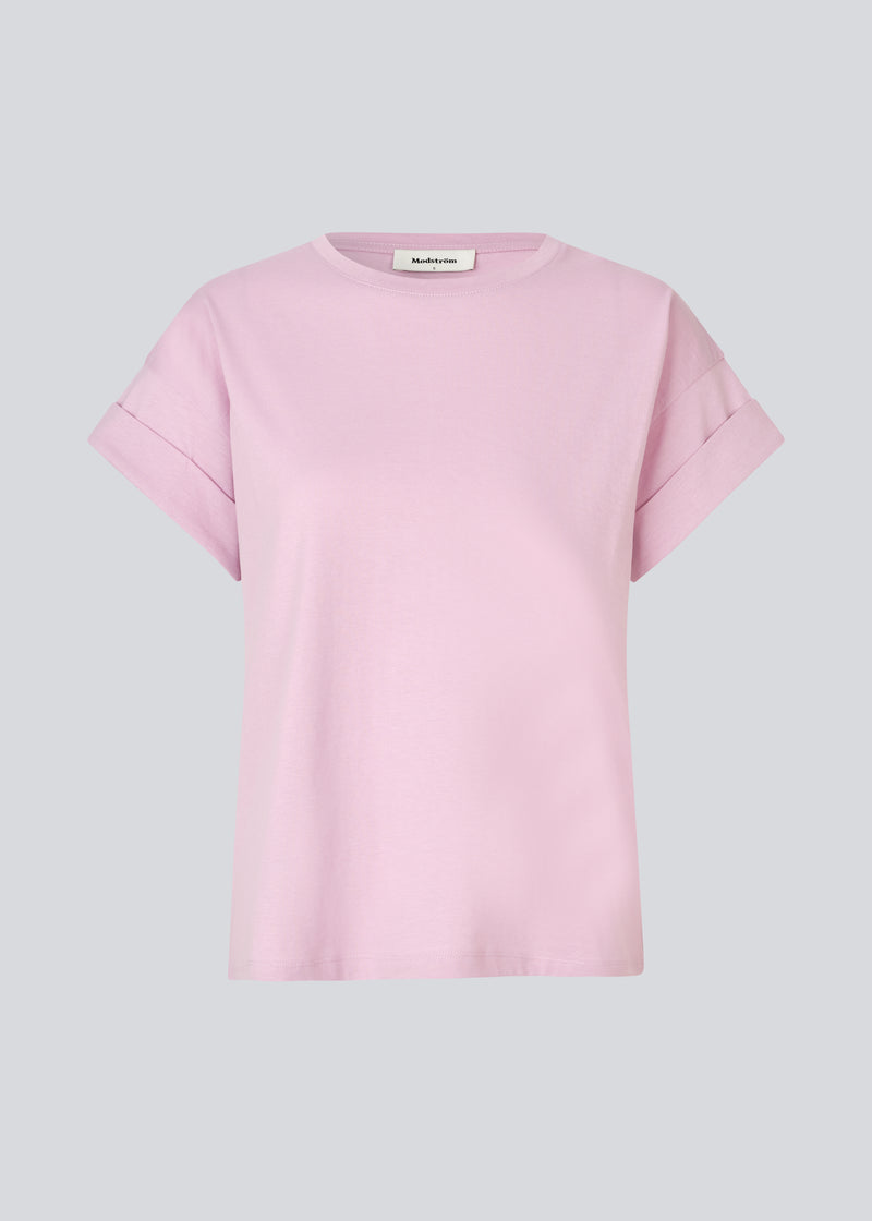 T-shirt in organic cotton with a slightly cropped length. BrazilMD short t-shirt has a rounder neck and rolled up sleeves.