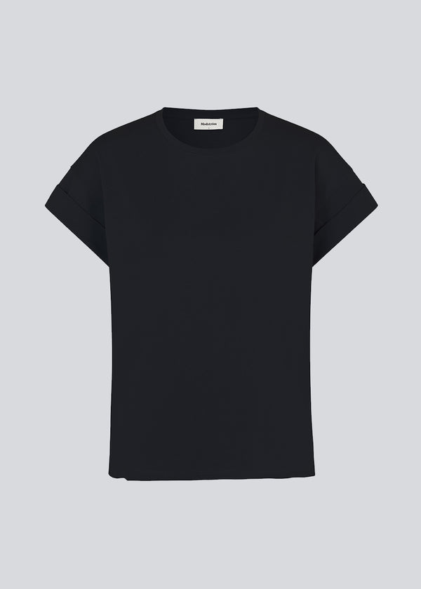 T-shirt in black in organic cotton with a slightly cropped length. BrazilMD short t-shirt has a rounder neck and rolled-up sleeves.&nbsp;