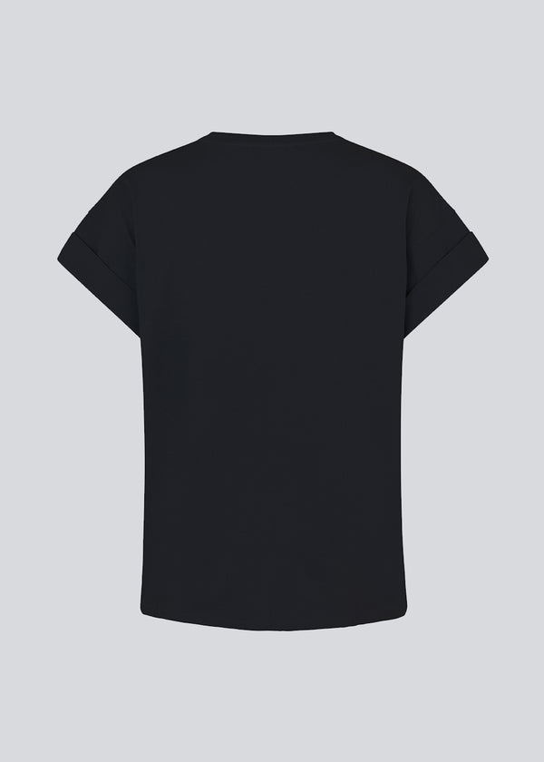 T-shirt in black in organic cotton with a slightly cropped length. BrazilMD short t-shirt has a rounder neck and rolled-up sleeves.&nbsp;