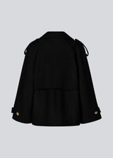 Cropped double-breasted wool coat with hidden buttons. EsmundMD jacket has classic coat details with raglan sleeves and an high yoke at the back. Lined. The model is 175 cm and wears a size S/36.