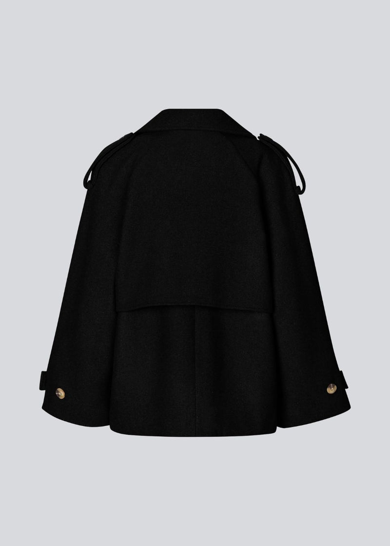 Cropped double-breasted wool coat with hidden buttons. EsmundMD jacket has classic coat details with raglan sleeves and an high yoke at the back. Lined. The model is 175 cm and wears a size S/36.