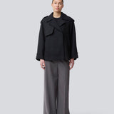 Cropped double-breasted wool coat with hidden buttons. EsmundMD jacket has classic coat details with raglan sleeves and an high yoke at the back. Lined. The model is 175 cm and wears a size S/36.