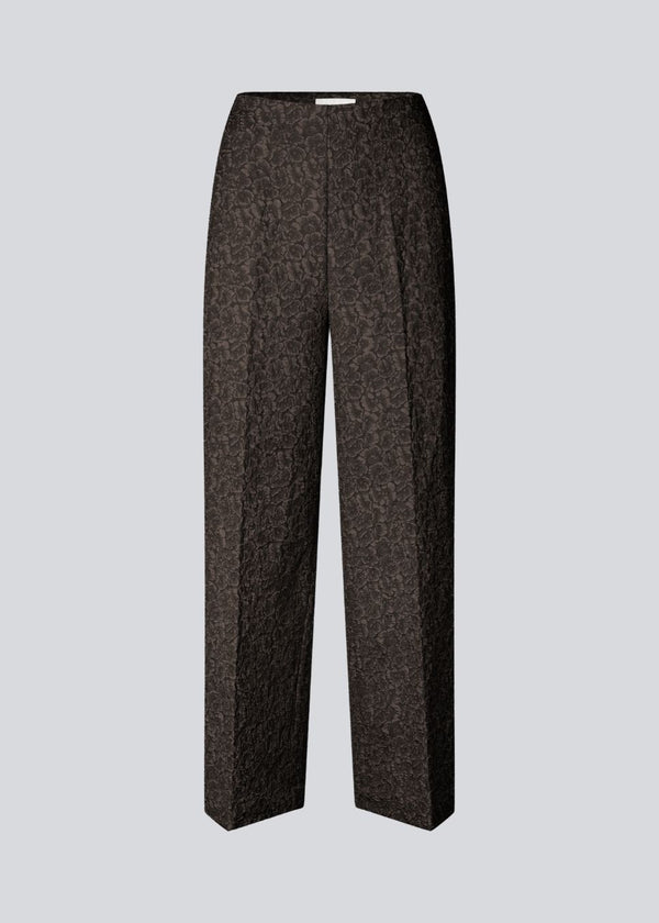 Brown pants with straight legs in a structured material. HollisMD pants have a medium waist with hidden zipper at one side, and two welt pockets on the back.&nbsp;