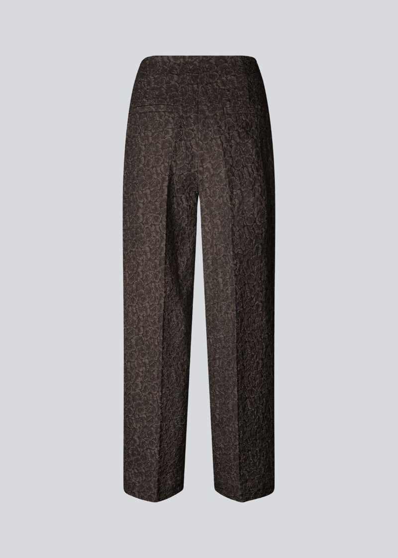 Brown pants with straight legs in a structured material. HollisMD pants have a medium waist with hidden zipper at one side, and two welt pockets on the back.&nbsp;