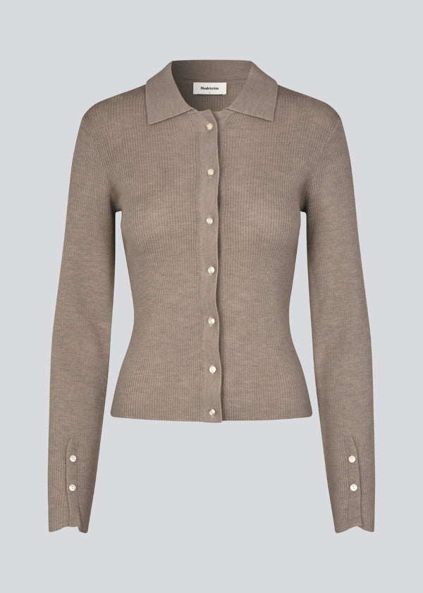 Fitted cardigan in brown made from a soft, rib-knitted wool. HirokiMD cardigan has a collar, buttons in front, and long sleeves with slit and buttons.&nbsp;