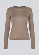 HarperMD LS top is a slim-fitting top with long sleeves and a round neck made from a thin, soft jersey