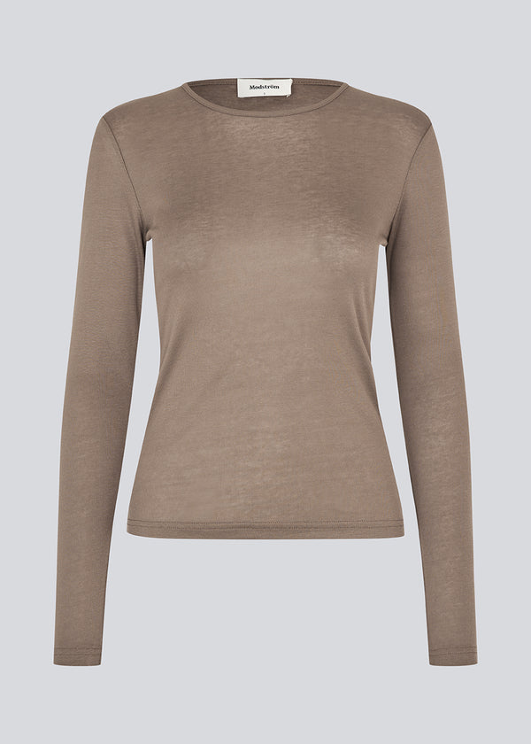 HarperMD LS top is a slim-fitting top with long sleeves and a round neck made from a thin, soft jersey