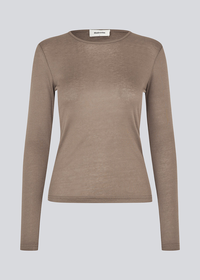 HarperMD LS top is a slim-fitting top with long sleeves and a round neck made from a thin, soft jersey