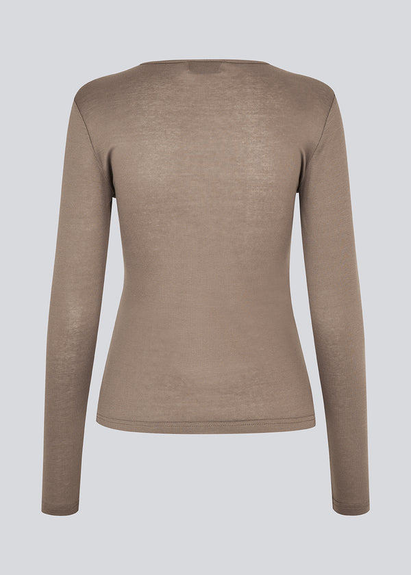HarperMD LS top is a slim-fitting top with long sleeves and a round neck made from a thin, soft jersey
