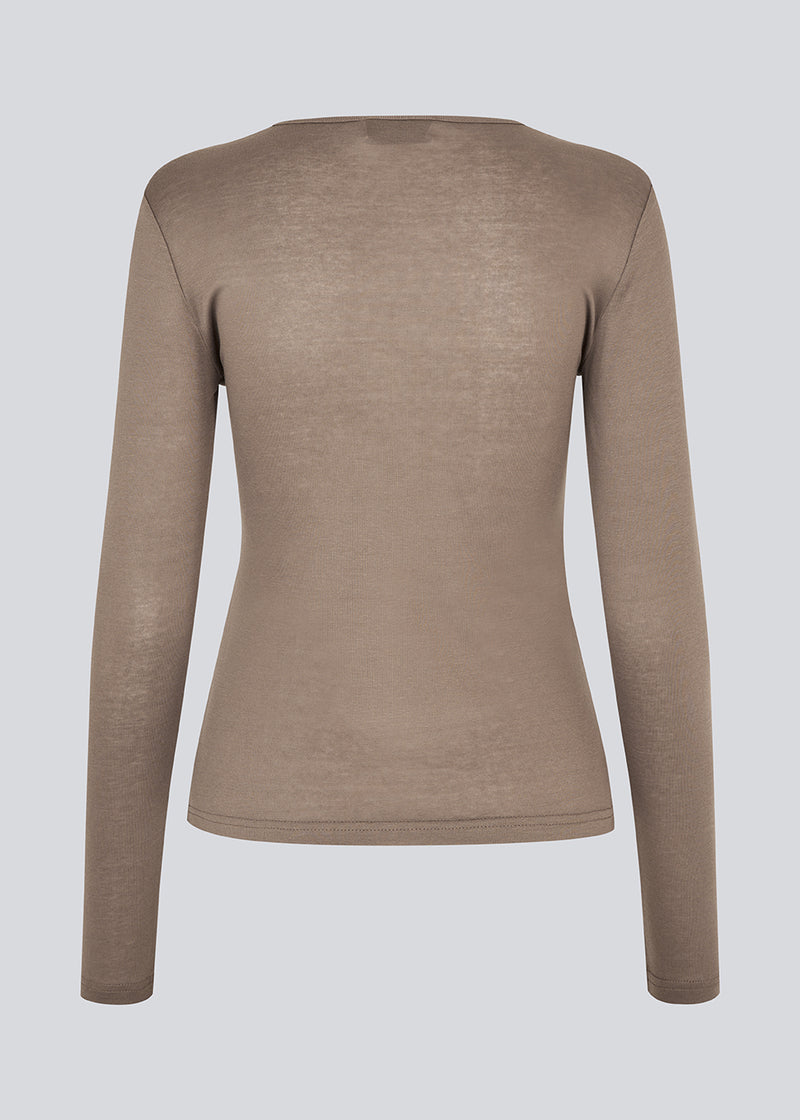 HarperMD LS top is a slim-fitting top with long sleeves and a round neck made from a thin, soft jersey