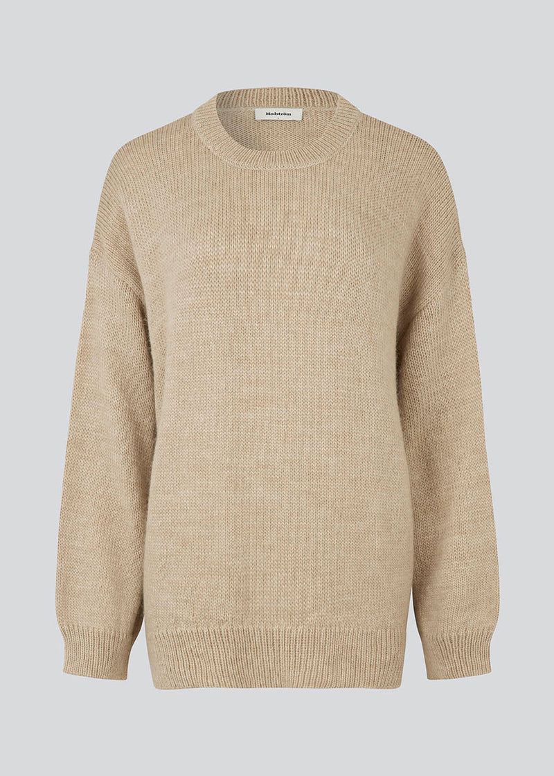 Oversized knitted jumper in beige woven from a wool and alpaca blend. TalaMD o-neck has a round neck, dropped shoulders and a longer back. Ribknitted trims on neck, sleeves and hem. 