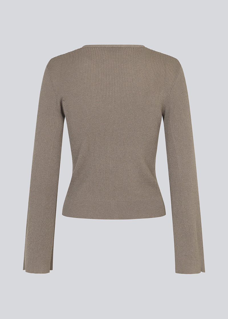 Fine beige knit jumper in a drapy quality. TomMD o-neck has a slightly cropped length with long, flared sleeves. Ribknit on neckline and hem. 