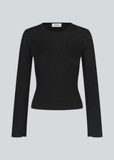 Fine black knit jumper in a drapy quality. TomMD o-neck has a slightly cropped length with long, flared sleeves. Ribknit on neckline and hem. The model is 175 cm and wears a size S/36.