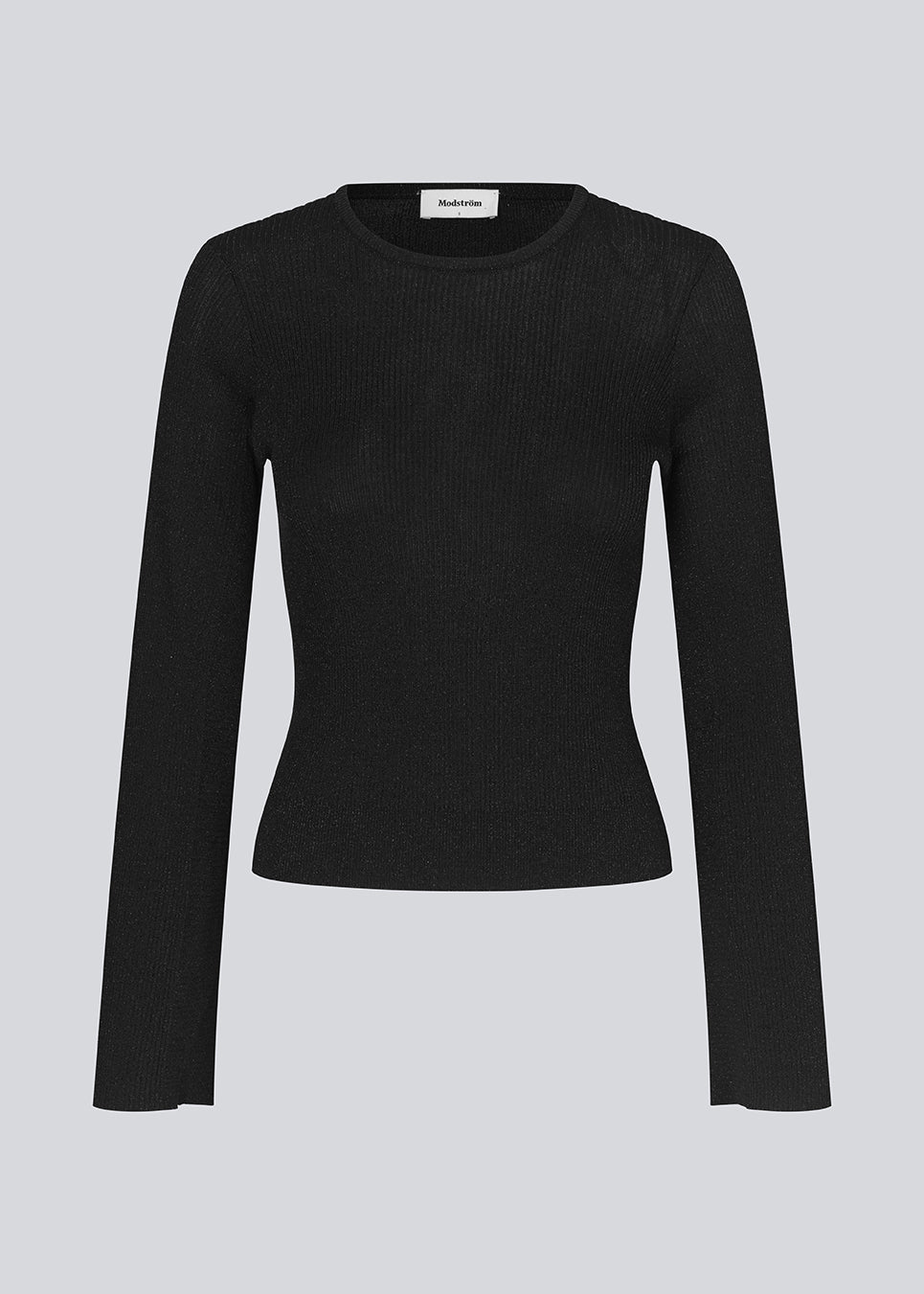 Fine black knit jumper in a drapy quality. TomMD o-neck has a slightly cropped length with long, flared sleeves. Ribknit on neckline and hem. The model is 175 cm and wears a size S/36.