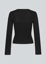 Fine black knit jumper in a drapy quality. TomMD o-neck has a slightly cropped length with long, flared sleeves. Ribknit on neckline and hem. The model is 175 cm and wears a size S/36.