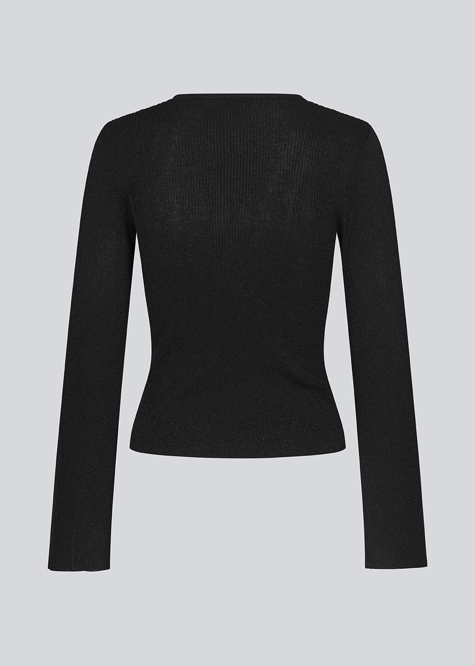 Fine black knit jumper in a drapy quality. TomMD o-neck has a slightly cropped length with long, flared sleeves. Ribknit on neckline and hem. The model is 175 cm and wears a size S/36.