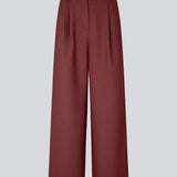 Red pants in our classic gale-design, but in a lighter material. GaleMD 2 wide pants have wide legs with pleats and side pockets. The model is 175 cm and wears a size s/36.