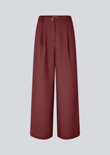 Red pants in our classic gale-design, but in a lighter material. GaleMD 2 wide pants have wide legs with pleats and side pockets. The model is 175 cm and wears a size s/36.