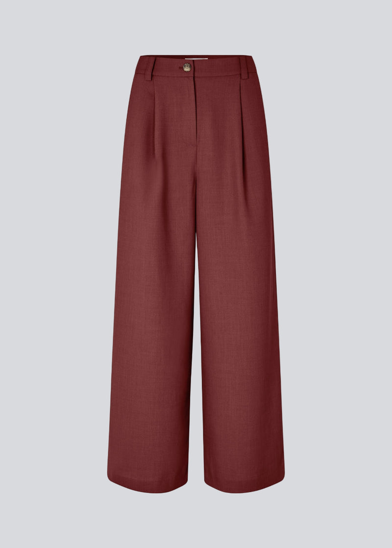 Red pants in our classic gale-design, but in a lighter material. GaleMD 2 wide pants have wide legs with pleats and side pockets. The model is 175 cm and wears a size s/36.