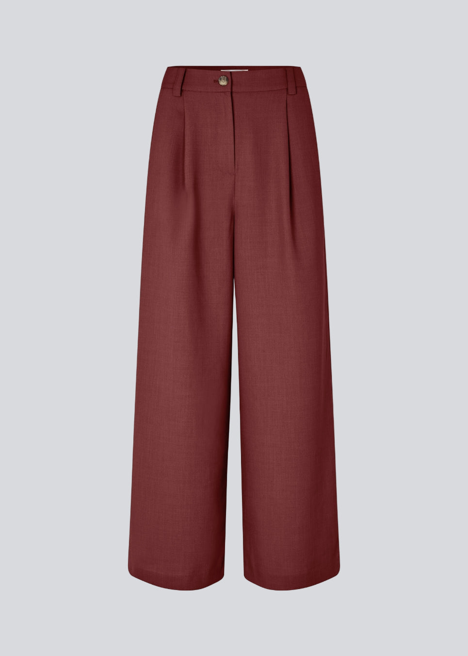 Red pants in our classic gale-design, but in a lighter material. GaleMD 2 wide pants have wide legs with pleats and side pockets. The model is 175 cm and wears a size s/36.