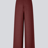 Red pants in our classic gale-design, but in a lighter material. GaleMD 2 wide pants have wide legs with pleats and side pockets. The model is 175 cm and wears a size s/36.