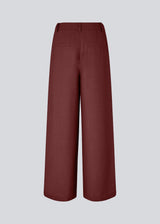 Red pants in our classic gale-design, but in a lighter material. GaleMD 2 wide pants have wide legs with pleats and side pockets. The model is 175 cm and wears a size s/36.
