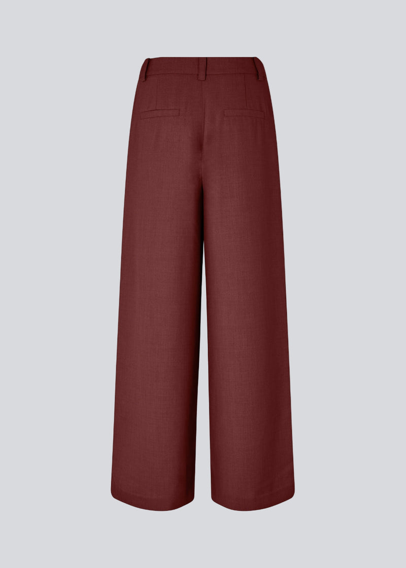 Red pants in our classic gale-design, but in a lighter material. GaleMD 2 wide pants have wide legs with pleats and side pockets. The model is 175 cm and wears a size s/36.