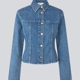 Fitted shirt in denim. IsoldeMD solid shirt has a collar, loose sleeves and a button closure in front. The model is 177 cm and wears a size S/36.