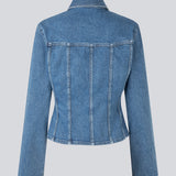 Fitted shirt in denim. IsoldeMD solid shirt has a collar, loose sleeves and a button closure in front. The model is 177 cm and wears a size S/36.