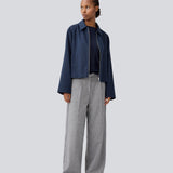 Simple jacket in navy with wide sleeves in a cotton mix. NalaniMD jacket has a loose fit, zipper closure and two front pockets.&nbsp;