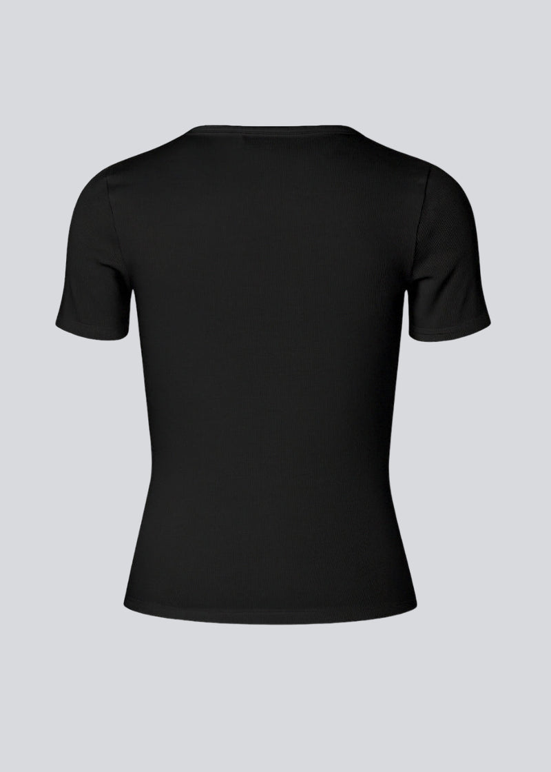 Basic t-shirt in black in soft cotton rib with stretch. Igormd short t-shirt has a tight fit with short sleeves.&nbsp;
