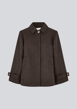 Classic short jacket in a wool mix. Ofiamd jacket has a relaxed fit, hidden button closure and collar. The model is 175 cm and wears a size s/36.