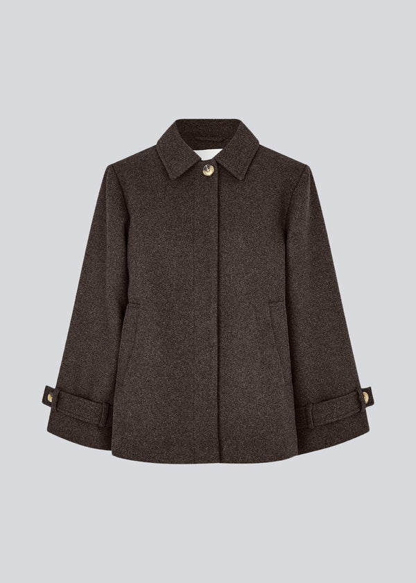 Classic short jacket in a wool mix. Ofiamd jacket has a relaxed fit, hidden button closure and collar. The model is 175 cm and wears a size s/36.