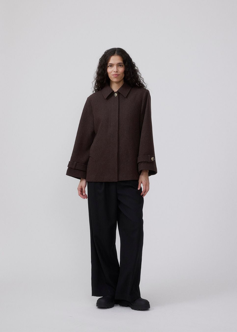 Classic short jacket in a wool mix. Ofiamd jacket has a relaxed fit, hidden button closure and collar. The model is 175 cm and wears a size s/36.