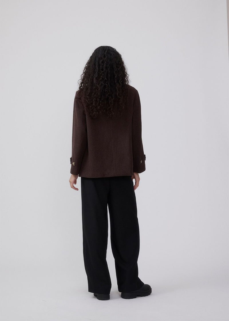 Classic short jacket in a wool mix. Ofiamd jacket has a relaxed fit, hidden button closure and collar. The model is 175 cm and wears a size s/36.