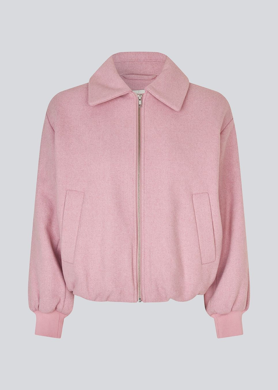 Padded bomber jacket in a wool mix. Ommimd jacket has a zipper closure, collar and two front pockets. The model is 175 cm and wears a size s/36.