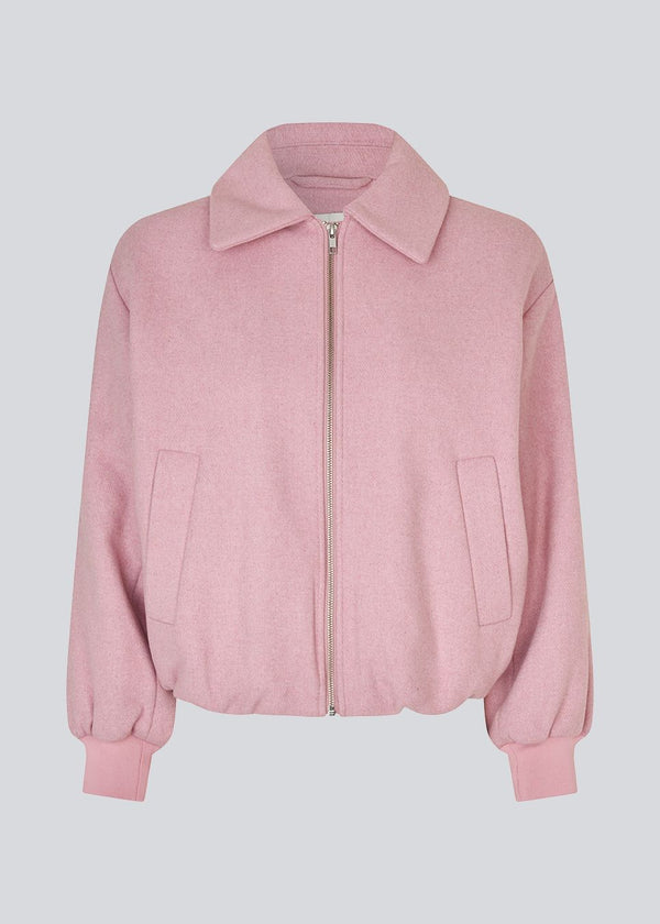 Padded bomber jacket in a wool mix. Ommimd jacket has a zipper closure, collar and two front pockets. The model is 175 cm and wears a size s/36.