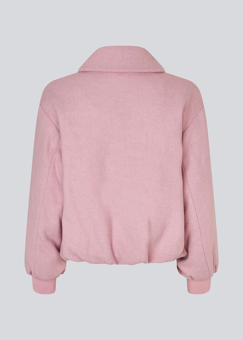 Padded bomber jacket in a wool mix. Ommimd jacket has a zipper closure, collar and two front pockets. The model is 175 cm and wears a size s/36.