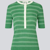 Short-sleeved polo in shimmery knit in the color Medium Green Stripe. Pacifico SS polo has a tight fit and a placket with 5 buttons. The model is 175 cm and wears a size s/36.