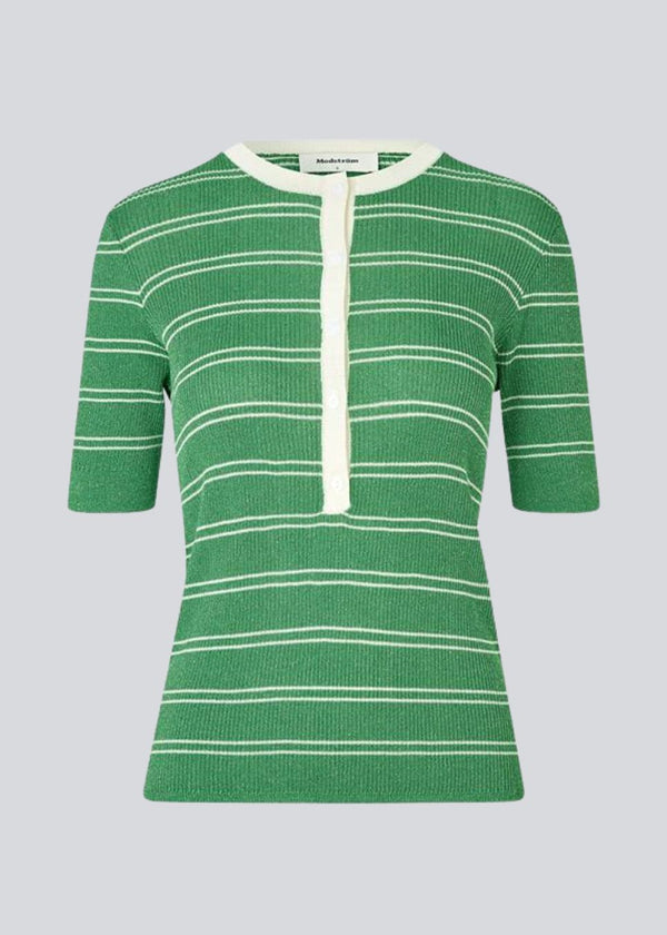 Short-sleeved polo in shimmery knit in the color Medium Green Stripe. Pacifico SS polo has a tight fit and a placket with 5 buttons. The model is 175 cm and wears a size s/36.