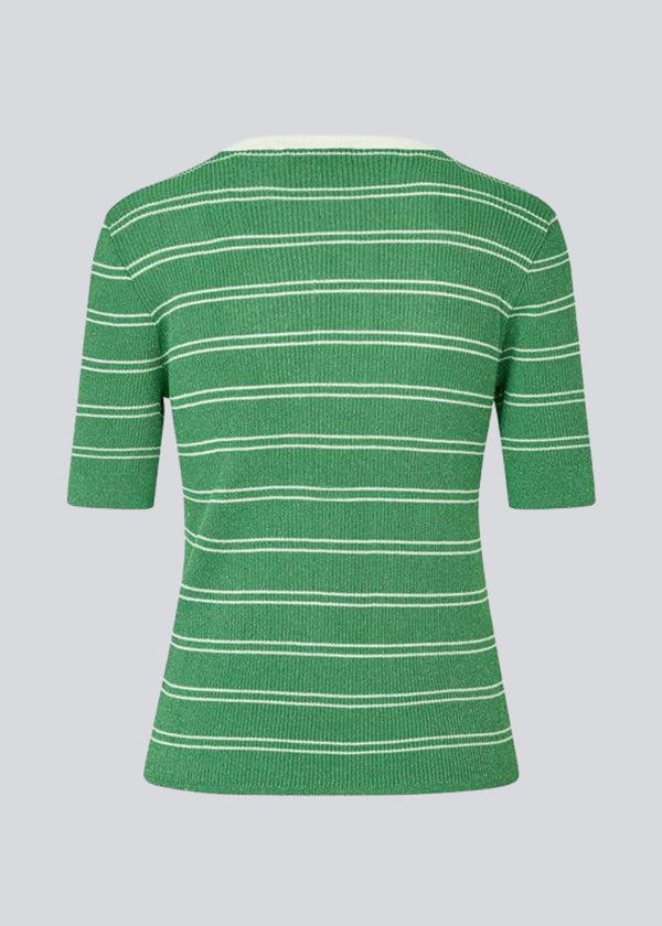 Short-sleeved polo in shimmery knit in the color Medium Green Stripe. Pacifico SS polo has a tight fit and a placket with 5 buttons. The model is 175 cm and wears a size s/36.
