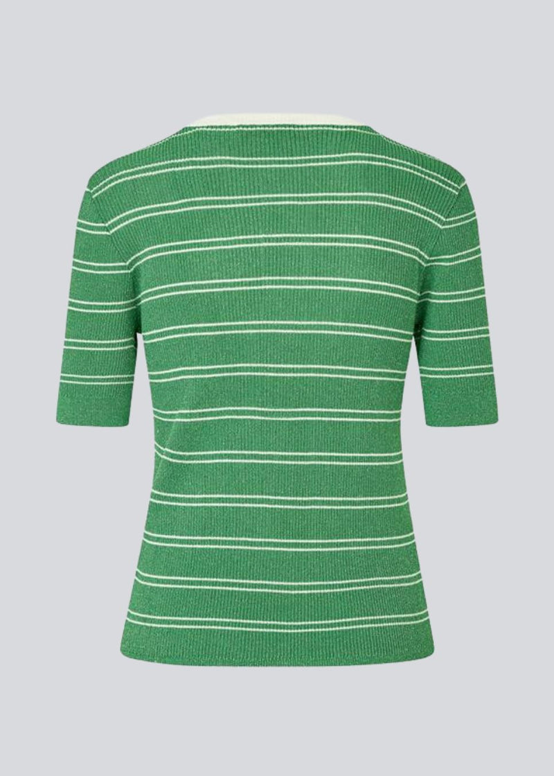 Short-sleeved polo in shimmery knit in the color Medium Green Stripe. Pacifico SS polo has a tight fit and a placket with 5 buttons. The model is 175 cm and wears a size s/36.